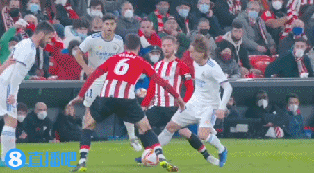 哥本哈根球迷单场向场内投掷83枚烟花，俱乐部被罚15万克朗